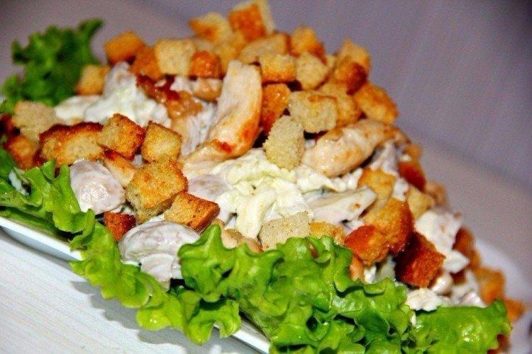 20 салатов с вяленой курицей, которые помогут в любой ситуации