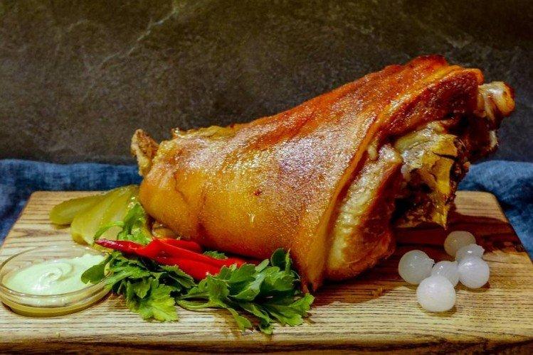 Свиной окорок, запеченный в духовке - 12 простых и вкусных рецептов