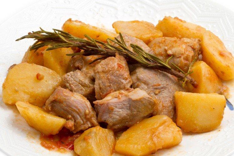 Тушеная картошка с мясом - 12 пошаговых рецептов приготовления