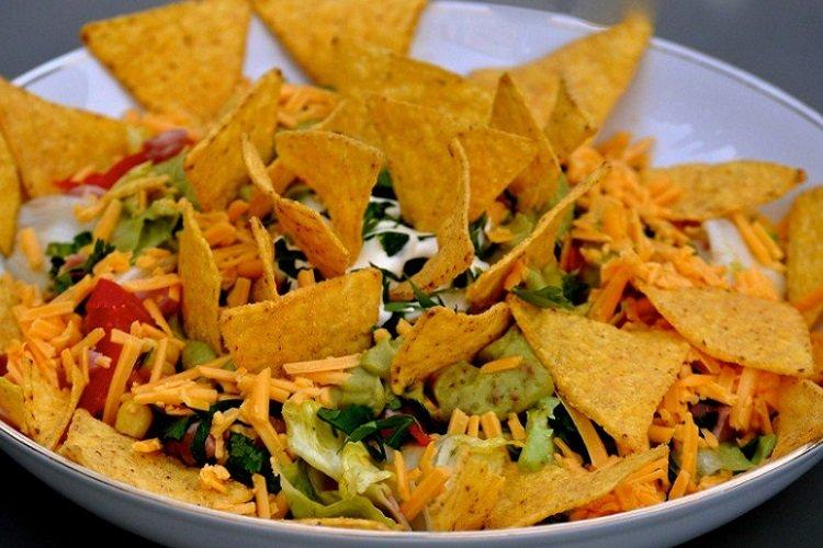 20 салатов с чипсами, которые разнообразят ваше меню
