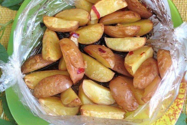Картофель по-сельски в духовке - 10 простых и быстрых рецептов