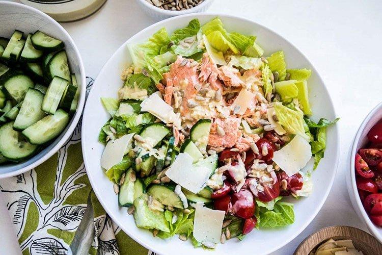 20 аппетитных салатов с свежими огурцами для всей семьи
