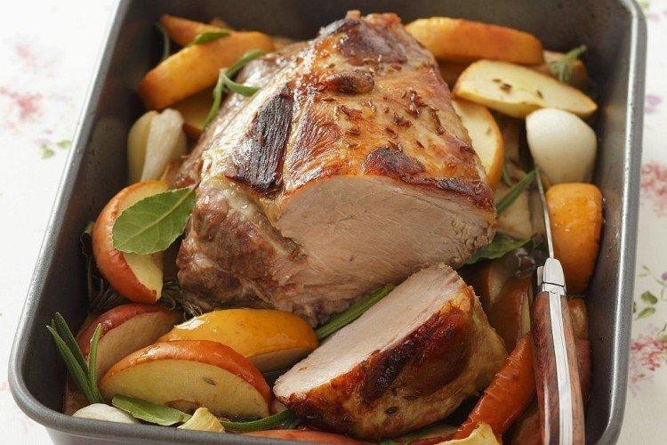 Свинина в духовке - 15 простых и вкусных рецептов