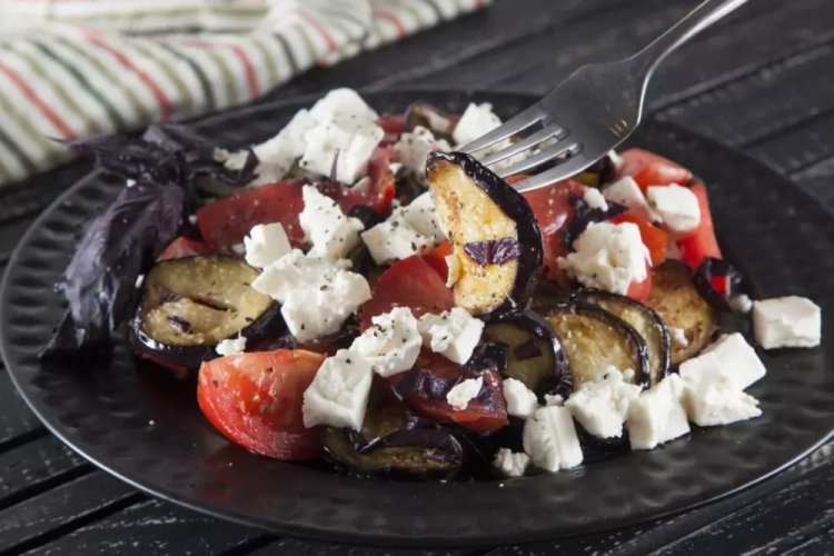 Горячий салат с баклажанами и помидорами: 15 уникальных рецептов