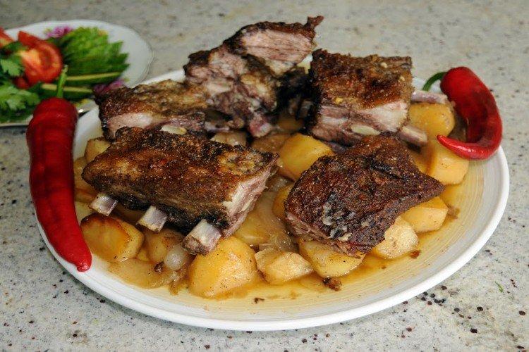 Свинина с картошкой в духовке - 12 быстрых и вкусных рецептов