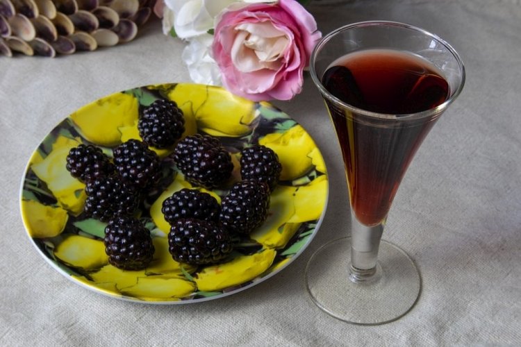 8 простых рецептов, как приготовить вино из ежевики