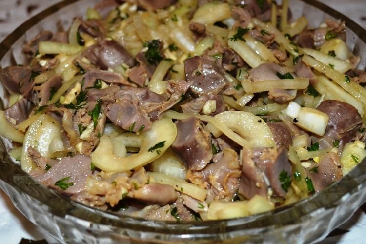 20 салатов из куриного желудка, которые обязательно удивят