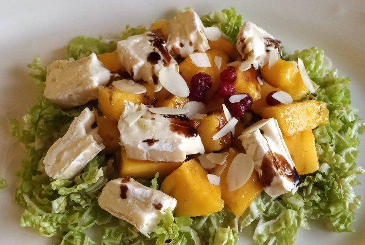 Салат с вяленой курочкой: 10 вкусных рецептов приготовления