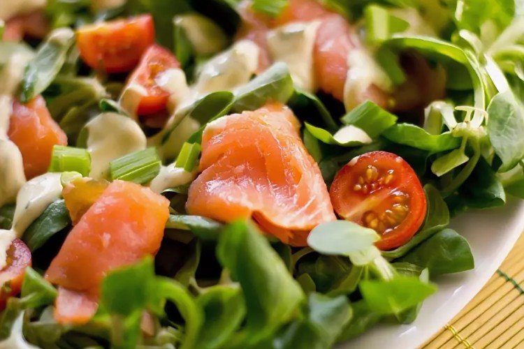 20 салатов с лососем, которыми легко удивить гостей