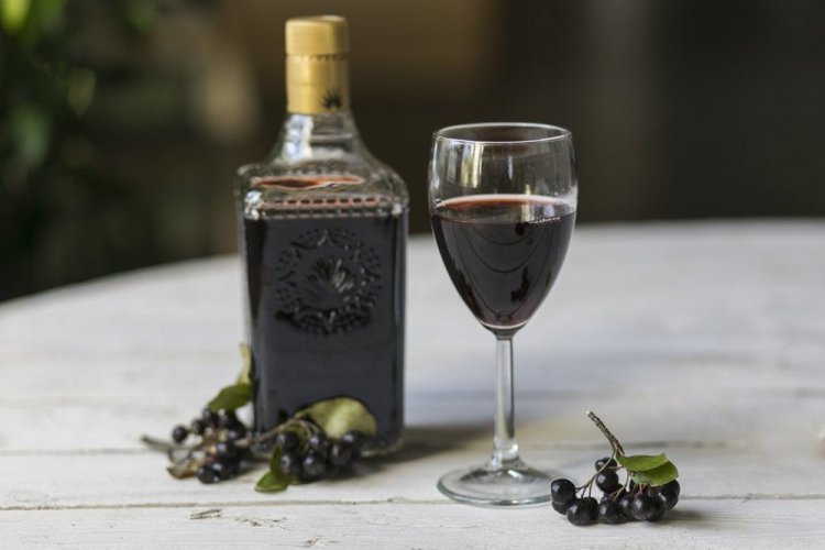 8 легких рецептов вина из черноплодной рябины