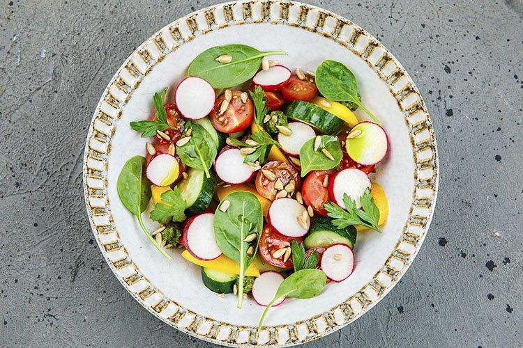 20 рецептов аппетитных и полезных салатов с шпинатом