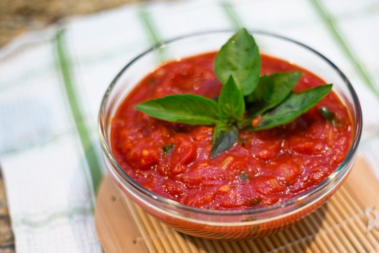 20 подливок из помидорной пасты, которые разнообразят твое меню