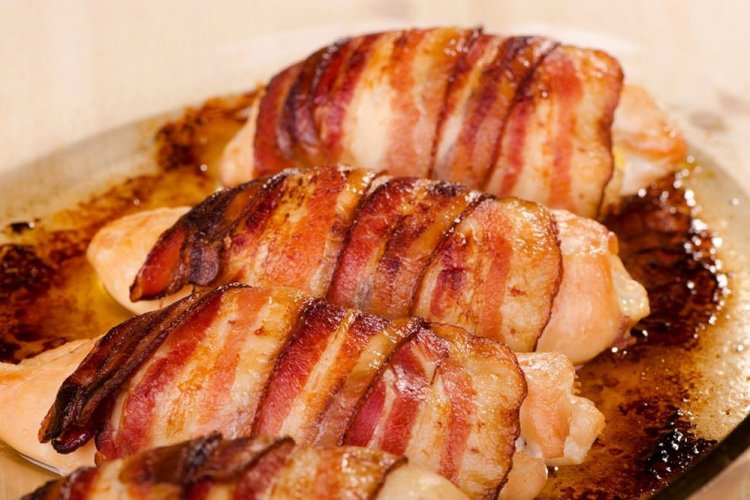 8 простых рецептов куриной грудки в беконе в духовке