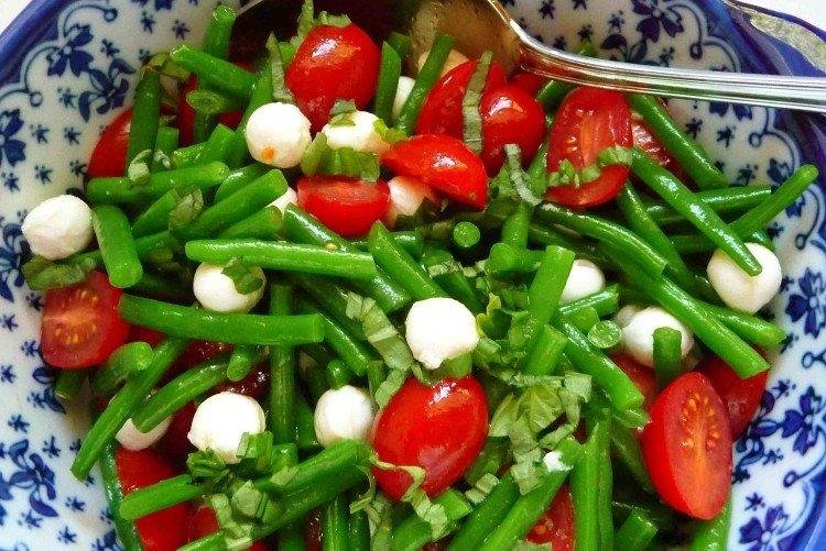 20 салатов с моцареллой и помидорами, которые готовятся молниеносно