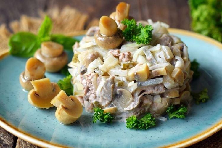 Салаты с маринованными грибами - 20 простых и вкусных рецептов