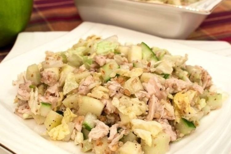 20 аппетитных салатов с вяленым цыпленком и свежим огурцом