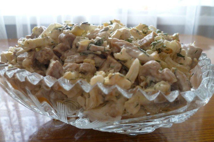 20 салатов с яичными блинчиками, которые оценит любая хозяйка