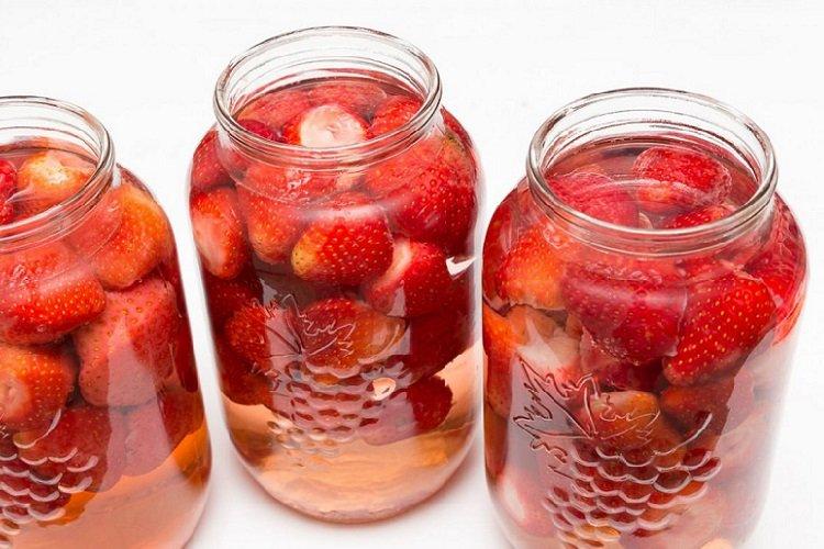 20 рецептов летнего компота из клубники