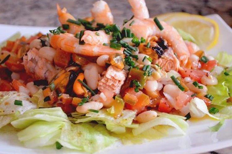 Салаты из морепродуктов - 20 простых, вкусных и недорогих рецептов