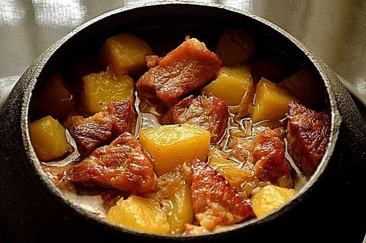 Мясо в горшочках с картошкой - 15 отличных рецептов (пошагово)