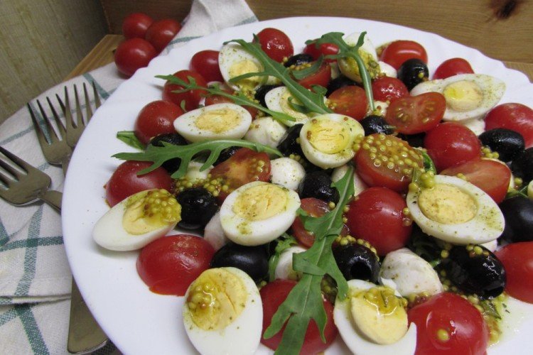 20 салатов с моцареллой и помидорами, которые готовятся молниеносно