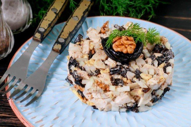 20 салатов с грецкими орехами, которые украсят любой стол