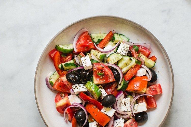 20 рецептов греческого салата, которые придутся по вкусу каждому