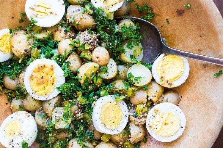 Готовое блюдо - салат с молодой картошкой и яйцом