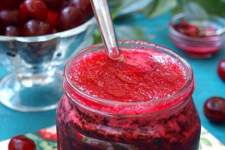20 простых рецептов вишни в собственном соку