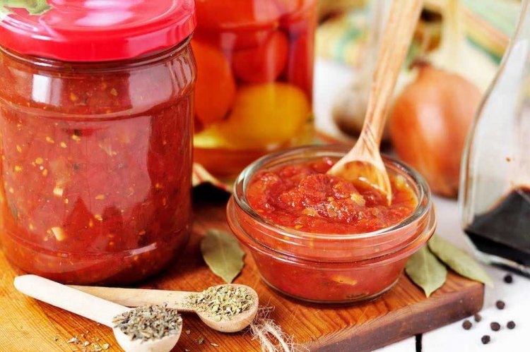 20 подливок из помидорной пасты, которые разнообразят твое меню
