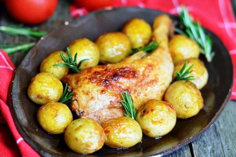 Готовое блюдо - молодая картошка с курицей
