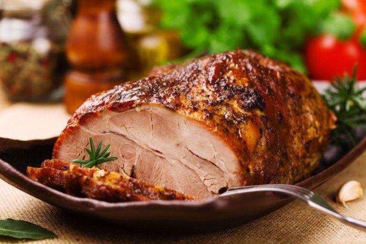 Свинина, запеченная в духовке - 20 быстрых и вкусных рецептов
