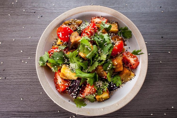 Горячий салат с баклажанами и помидорами: 15 уникальных рецептов