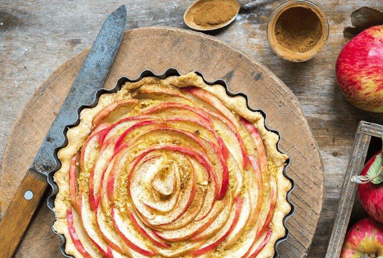 Яблочный пирог в духовке: 15 быстрых и вкусных рецептов