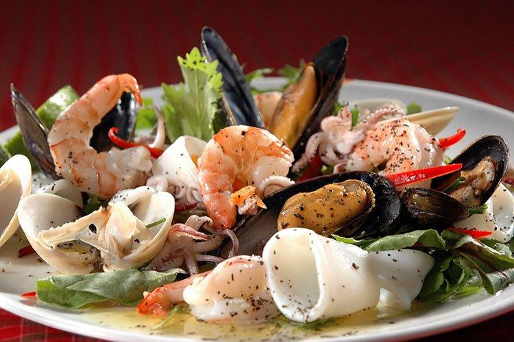 Салаты из морепродуктов - 20 простых, вкусных и недорогих рецептов