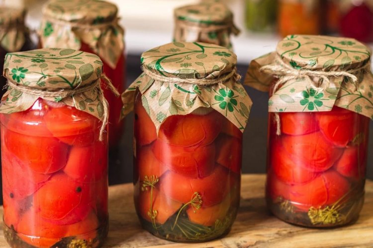 20 простых методов приготовления помидоров дольками на зиму