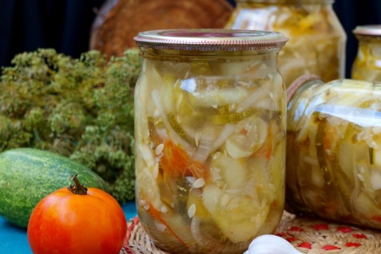 Салат «Нежинский» из огурцов на зиму: 20 самых вкусных рецептов