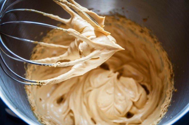 Крем для бисквитного торта - 15 лучших рецептов (пошагово)