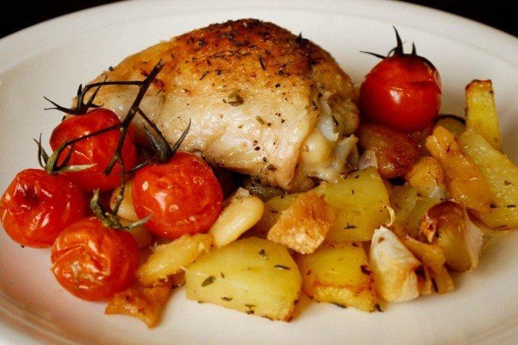 Как приготовить курицу с картошкой в печи - 15 вкусных рецептов