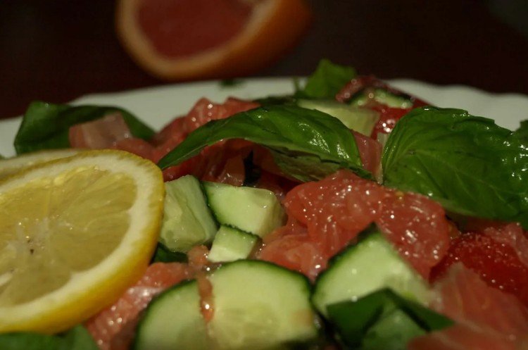 20 салатов с лососем, которыми легко удивить гостей