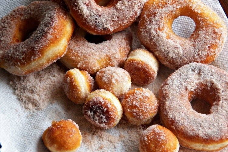 Пончики на кефире: 15 простых и вкусных рецептов