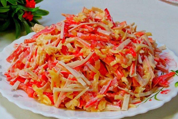 Салат «Красное море» с крабовыми палочками - 10 лучших рецептов (пошагово)