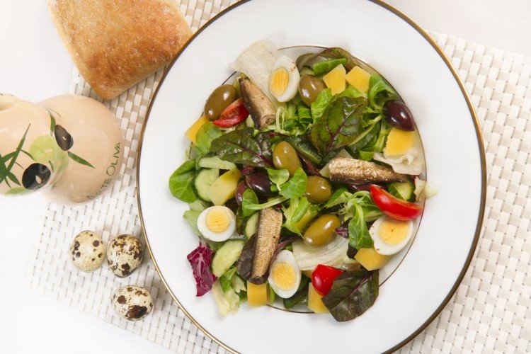 20 салатов со сельдью, которые разнообразят ваше меню
